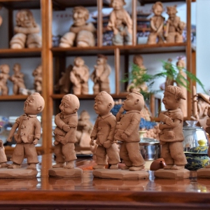 泥塑作品:排队打针的泥娃娃