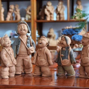 泥塑作品:上学的泥娃娃系列