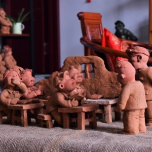 泥塑作品:听课的泥孩子