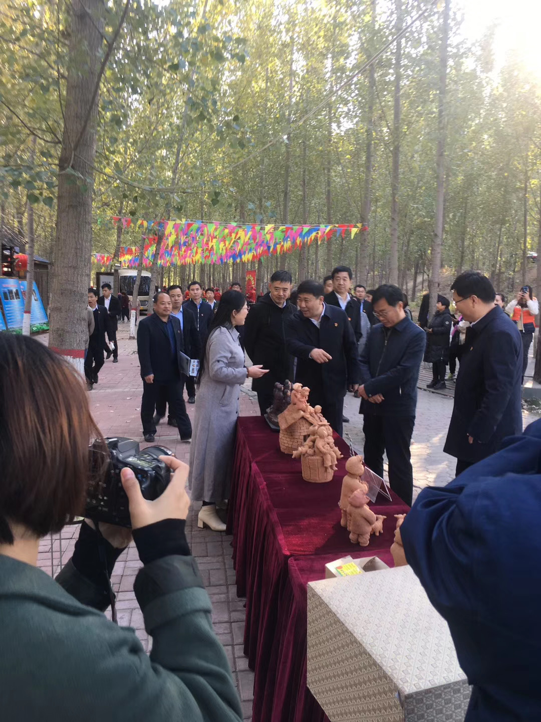 省市领导参观泥塑，并给予充分肯定！(图1)